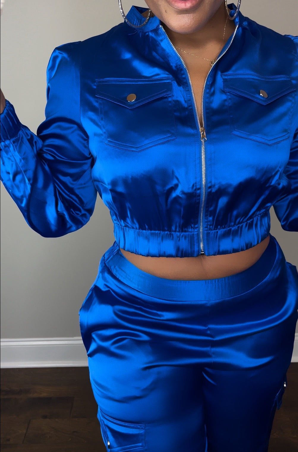 Ensemble de jogging cargo en satin bleu